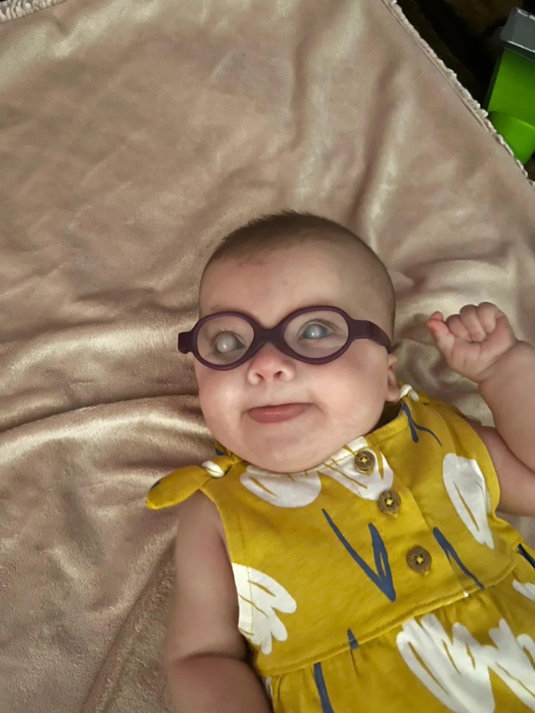 Helena usando óculos